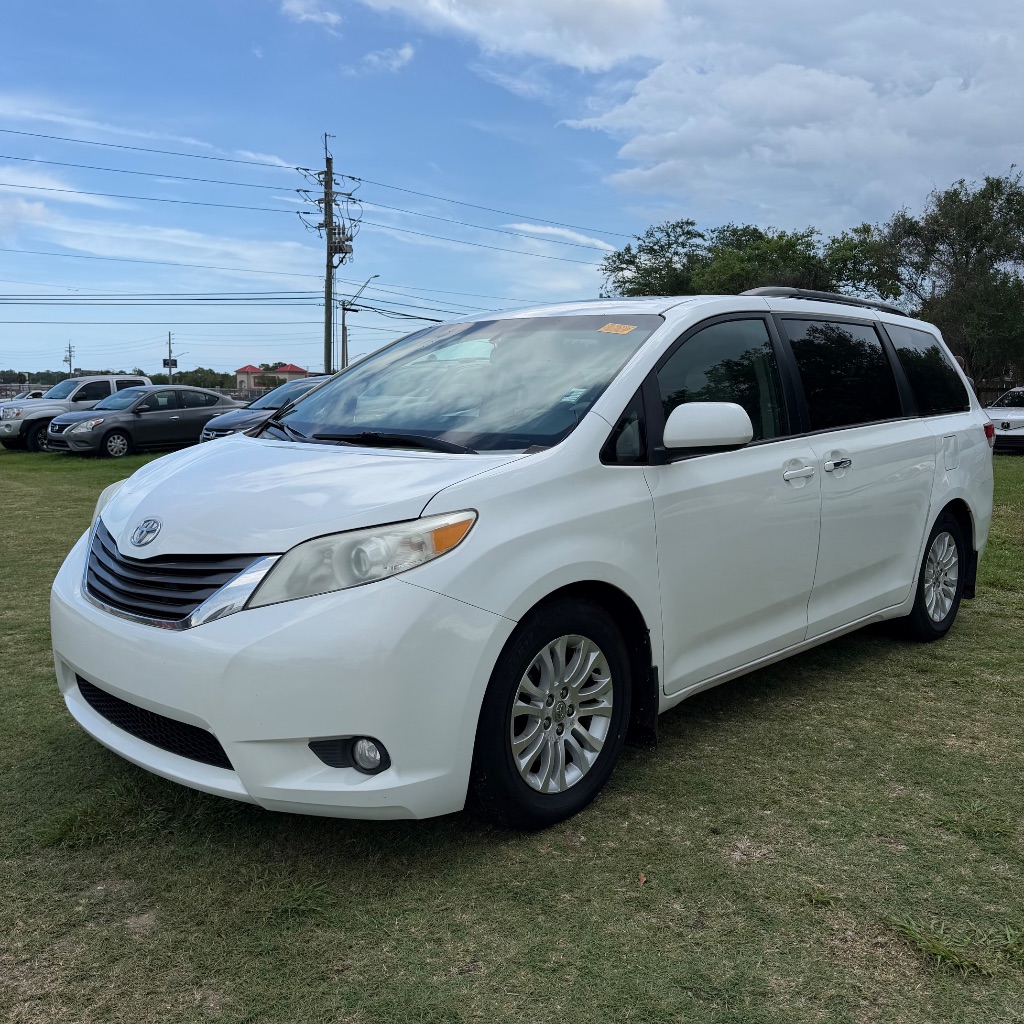 2013 Toyota Sienna XLE V6 7-Passenger Access Seat's photo