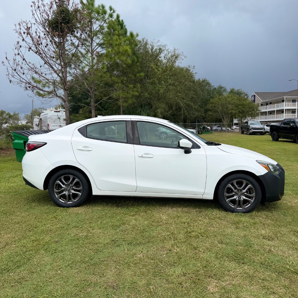 2019 Toyota Yaris LE - Photo 6