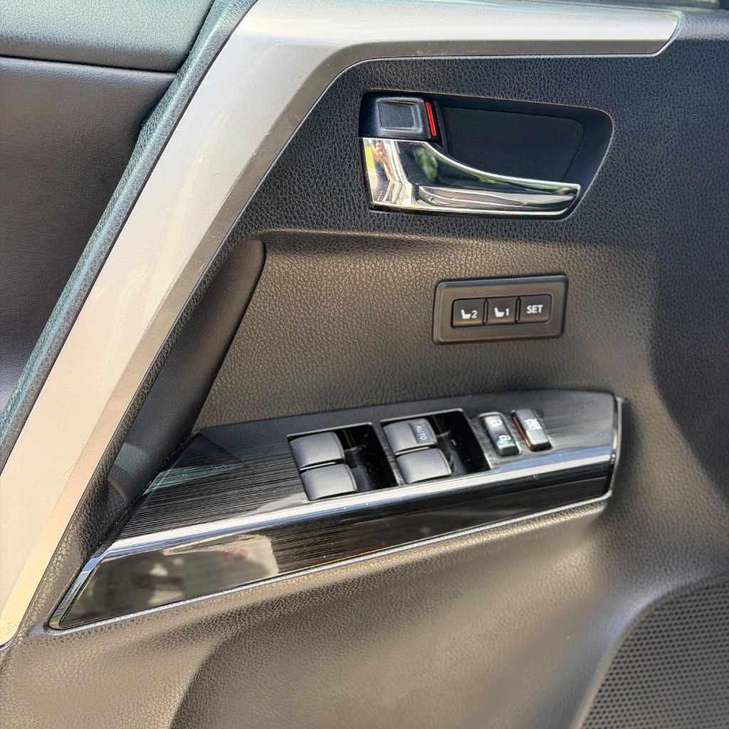 2018 Toyota RAV4 Limited - Photo 9