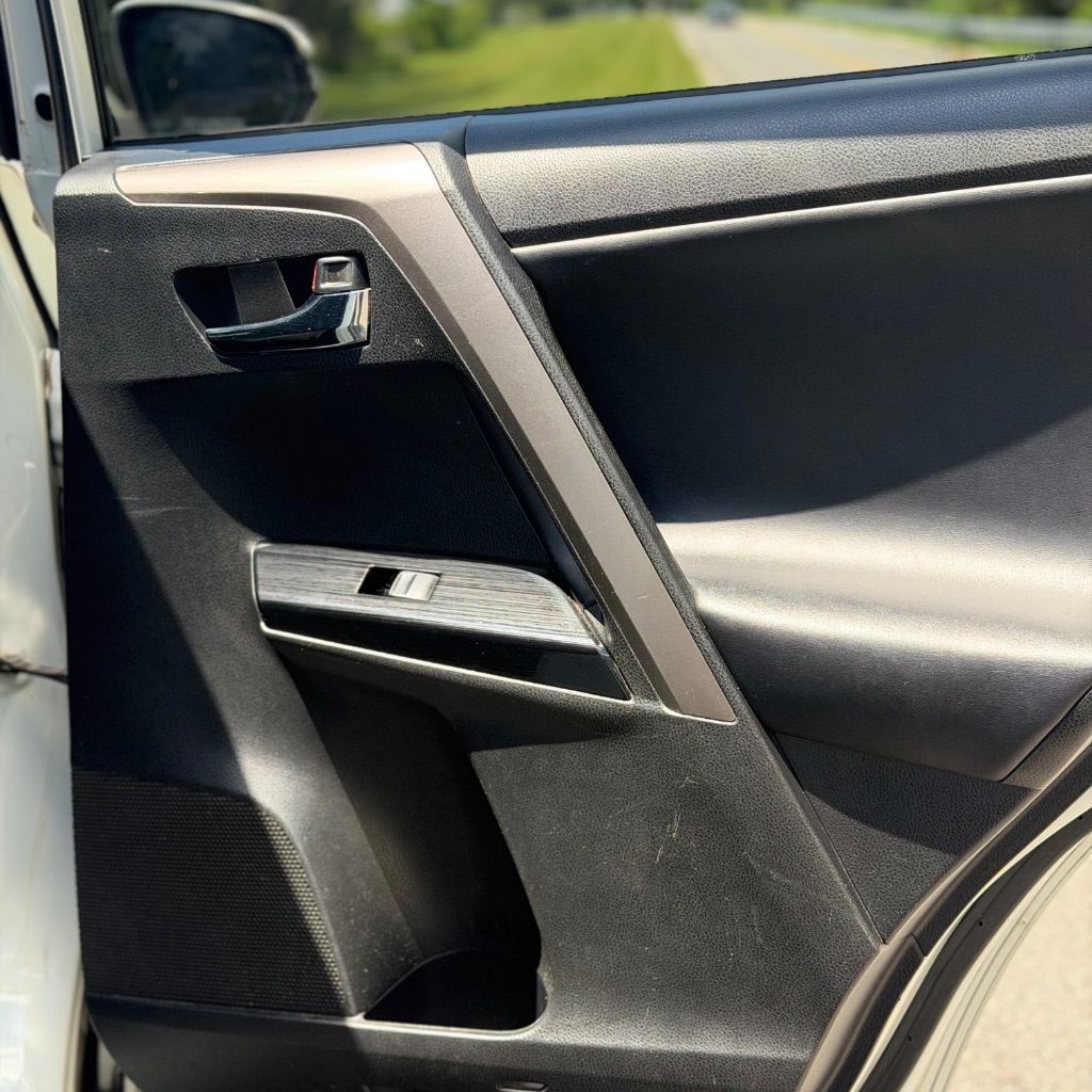 2018 Toyota RAV4 Limited - Photo 18