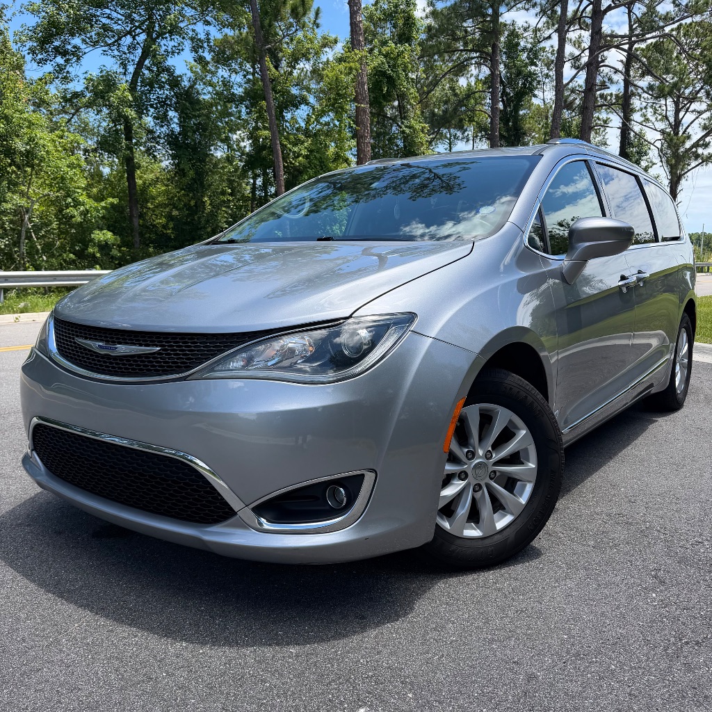 2018 Chrysler Pacifica Touring L's photo