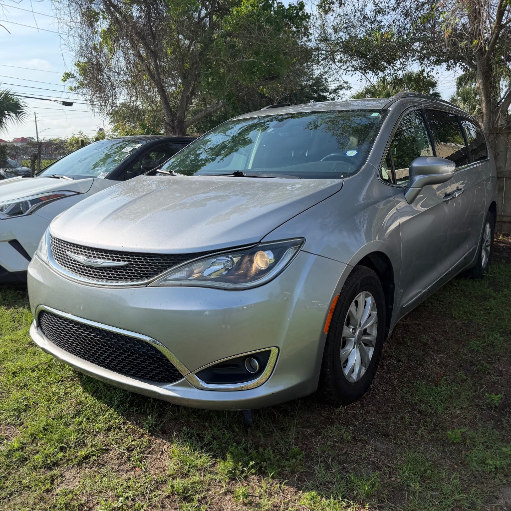 2018 Chrysler Pacifica Touring L's photo