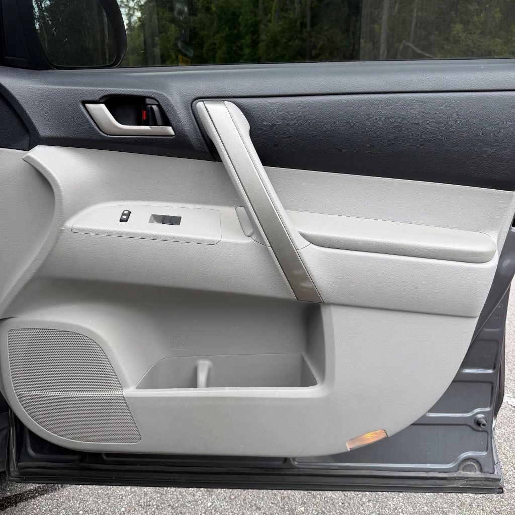 2012 Toyota Highlander SE - Photo 24