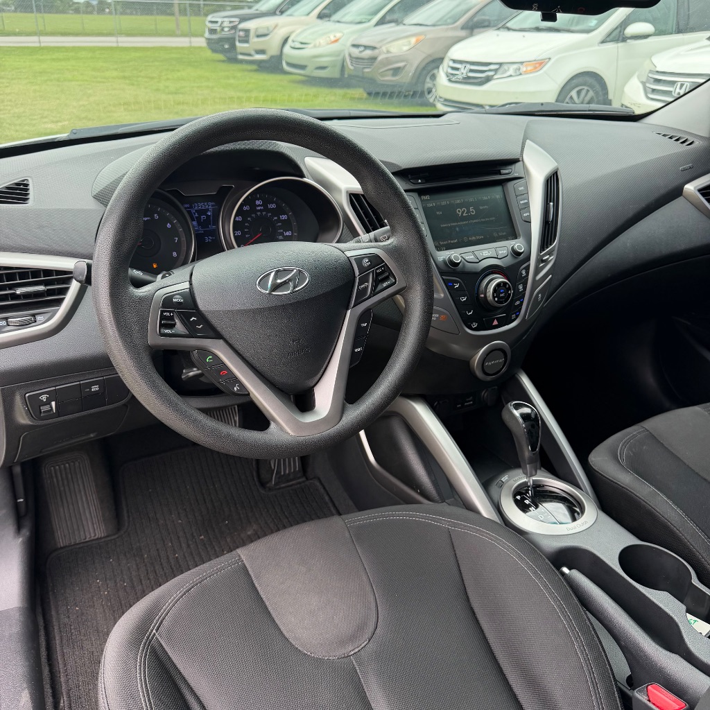 2012 Hyundai Veloster Base - Photo 8