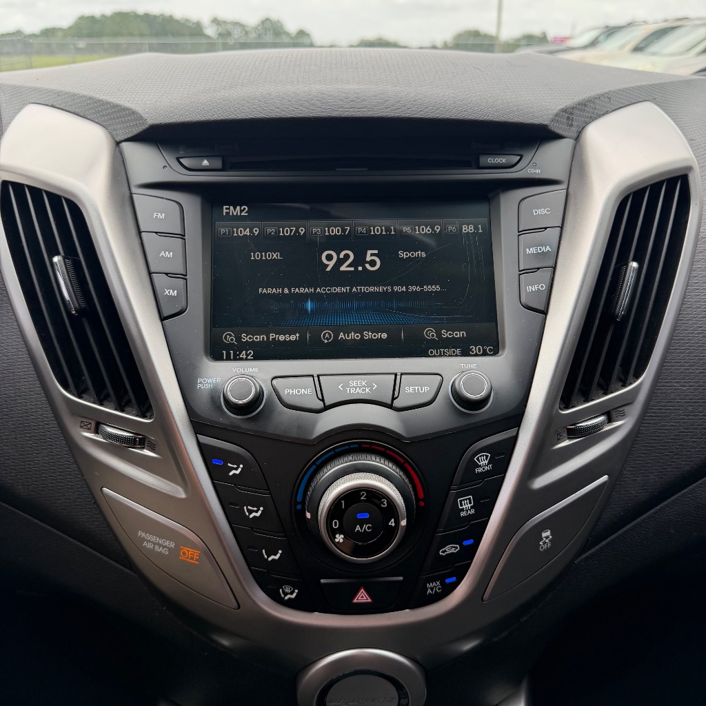 2012 Hyundai Veloster Base - Photo 14