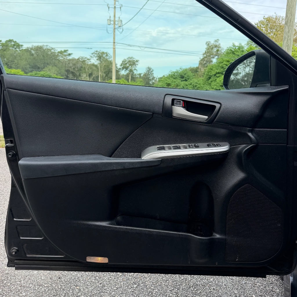 2014 Toyota Camry SE - Photo 9