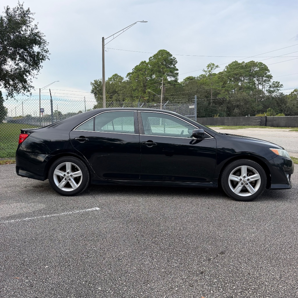 2014 Toyota Camry SE - Photo 6