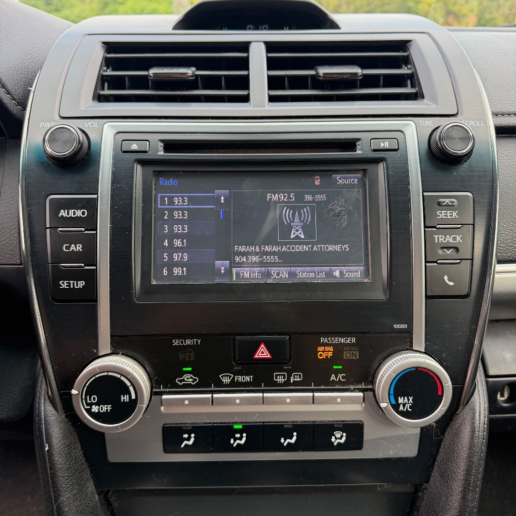 2014 Toyota Camry SE - Photo 17