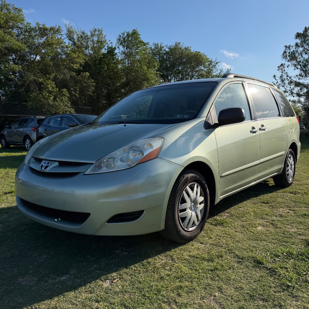 2007 Toyota Sienna CE 8-Passenger's photo